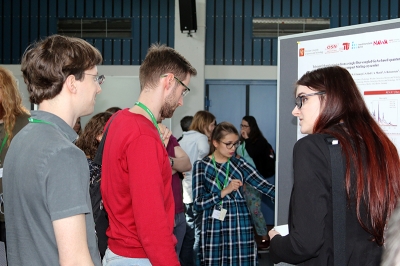 Scientists engaging in fruitful discussions during the poster session of PicoQuant’s Quantum Symposium.