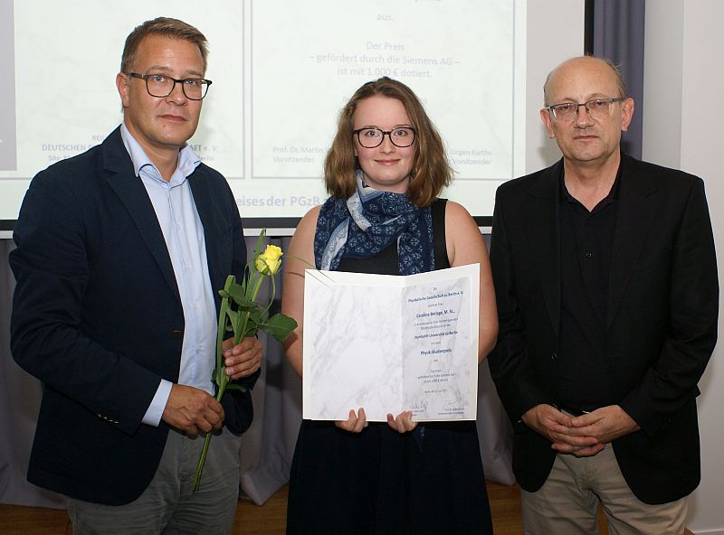 Caroline Berlage, student at PicoQuant (center), receiving the Physik-Studienpreis 2019 of the Physikalische Gesellschaft zu Berlin (PGzB) supported by the Siemens AG from Adrian Grasse (left), Siemens AG, and Prof. Dr. Martin Wolf, chairman of the P