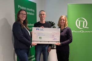 PicoQuant donates 3000 EUR to Das Familienhörbuch