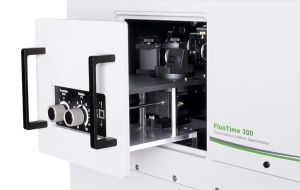 Versatile sample chamber of the FluoTime 300 