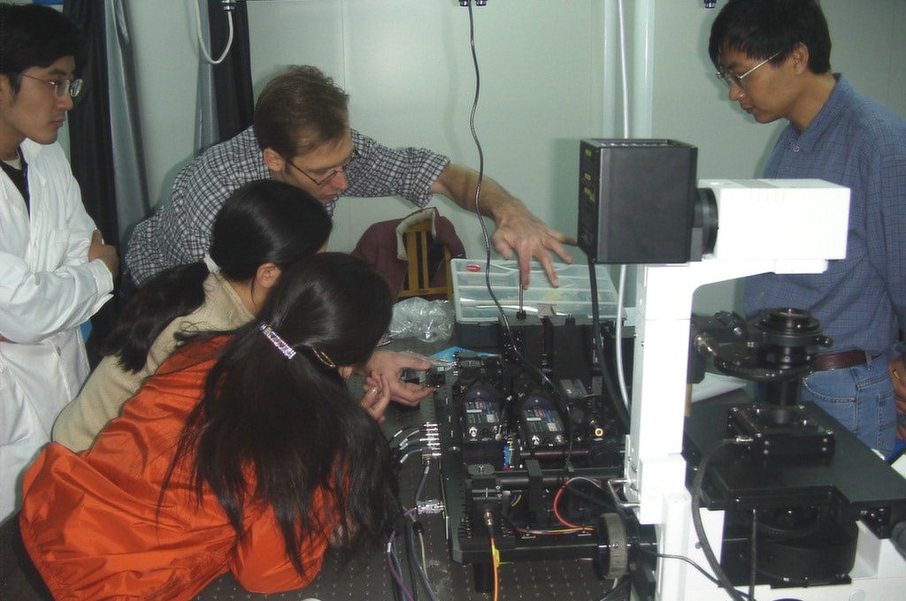 Introduction of the MicroTime 200 - a single molecule sensitive confocal microscope.