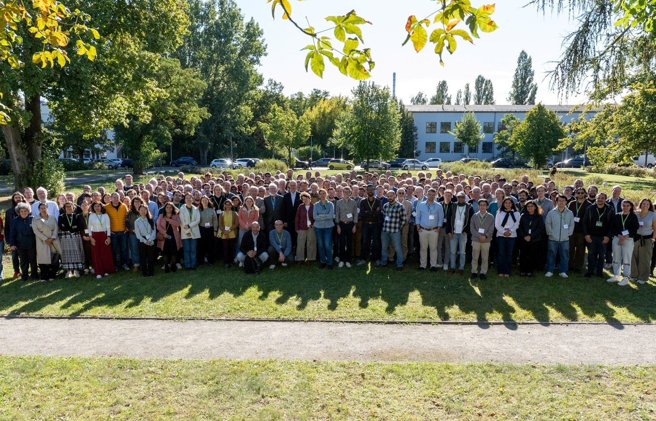 Group picture from the 30th International Workshop on Single Molecule Spectroscopy and Super-Resolution Microscopy in Berlin 2025.