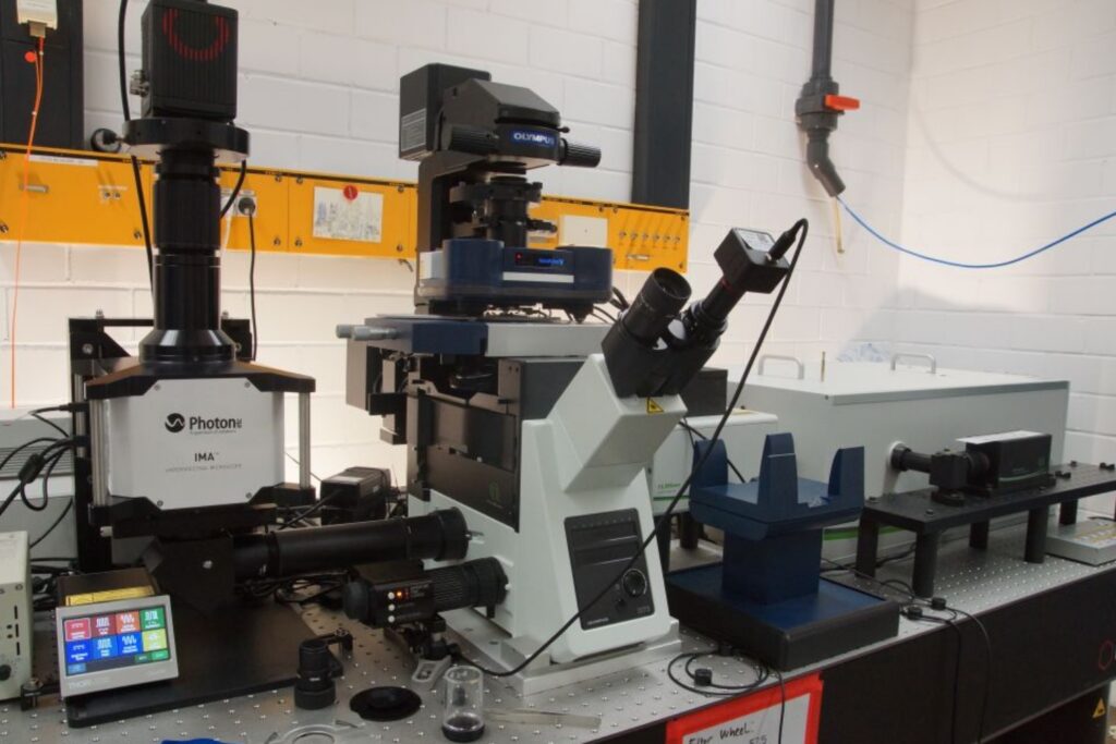 The correlative microscopy platform developed by the Weber Microscopy Group at the University of Stuttgart combines time-resolved photoluminescence microscopy, hyperspectral imaging, and atomic force microscopy to investigate the relationships between structure, composition, and carrier dynamics in perovskite materials.