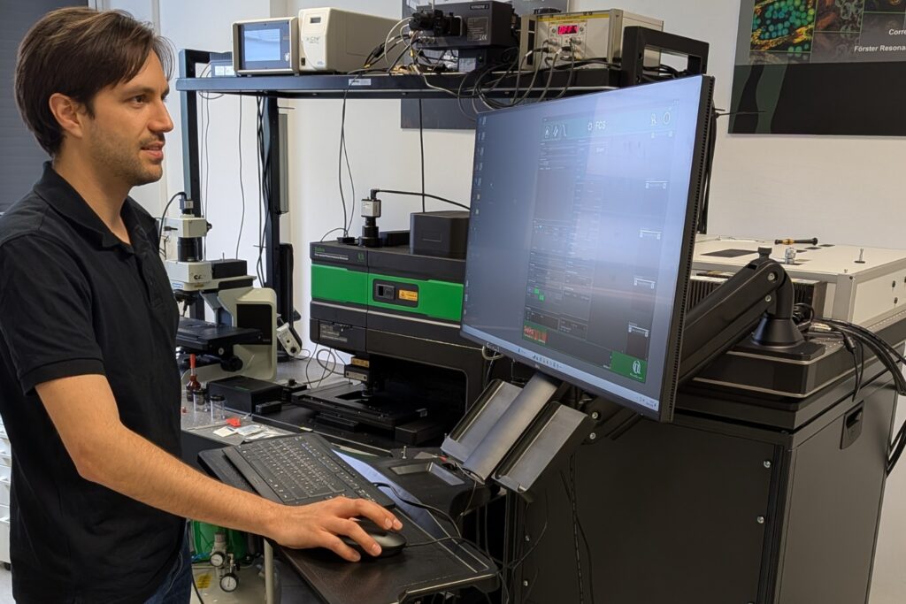 Dr. Emilio Gutierrez-Partida working with Solira, PicoQuant’s time-resolved photoluminescence microscope for flexible materials characterization workflows.
