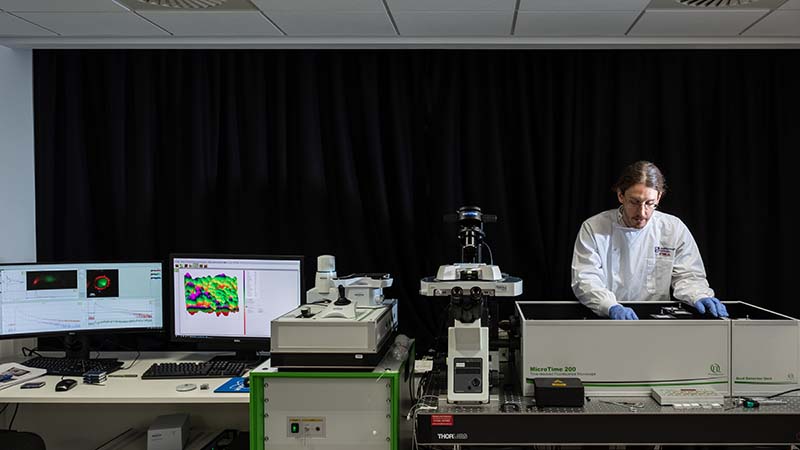 Customized MicroTime 200 setup coupled to a Bruker BioScope Resolve AFM for correlated atomic force and fluorescence lifetime imaging measurements in functional materials research.