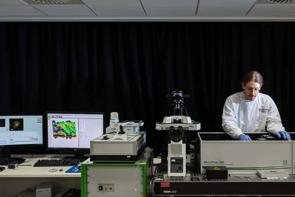 MicroTime 200 integrated with AFM for correlated FLIM measurements
