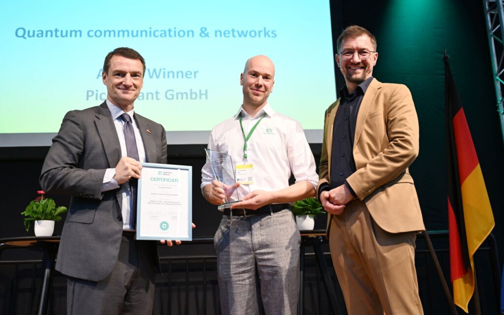 Andrea Lehr (middle) receives the Quantum Effects Award 2026