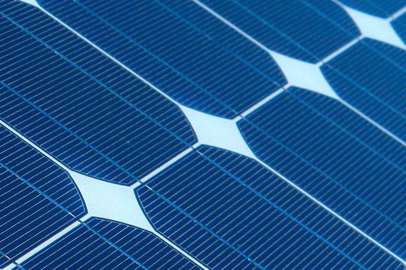 Image of a solar cell surface structure used for optical characterization of charge carrier dynamics and recombination processes.